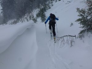 Schneeverwehungen auf Höhe der Schilift Bergstation