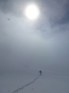 Aufstieg über die Hochfläche in einem Mix aus Nebel und Sonne