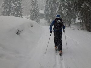 Aufstieg beim Forsthaus im dichten Schneefall