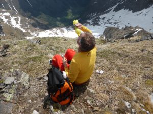 Gipfelschluck auf der Gr. Barbaraspitze mit Tiefblick zum Ausgangspunkt der Tour bei der Möslhütte