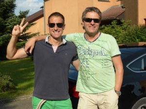 Neffe und Onkel im ungewohnten Sommeroutfit bei der Abfahrt in Graz