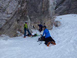 Aufpacken der Skier und Montage der Steigeisen