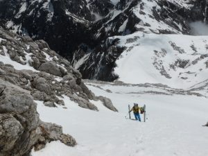 Anstieg Gipfelrinne mit Tiefblick zur Mala Rinka