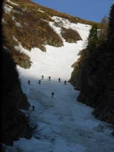Viele Obermurtaler Skitourenkollegen im Aufstieg