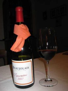 Ein Flascherl Beaujolais Primeur zur Feier der ersten Tour des neuen Winters