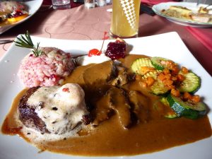 Das Essen zur Tour: Duo vom Hirsch (Rücken und Braten) mit Preiselbeerrisotto und Zucchini-Kürbisgemüse