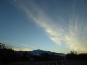Morgenstimmung im Lavanttal; in Bildmitte die Tourenziele am Horizont