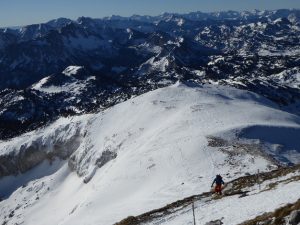 Beginn des Gipfelgangs mit Tiefblick zum Kl. Ebenstein
