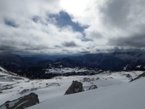 Blick zurück aus dem Kar unter der niedrigen Wolkenbasis