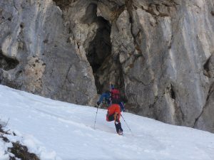 Zustieg zum Klettersteig vorbei an einer weiteren schwarzen Höhlenöffnung