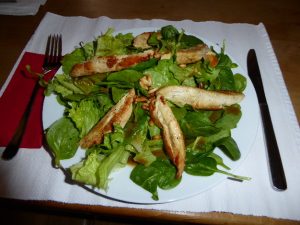 Blattsalat mit Hühnerstreifen am heimischen Mittagstisch