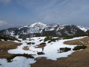 Skianstieg am Kordeschkopf; im Hintergrund der Knieps (Bildmitte) und die Feistritzer Spitze (re.)