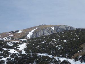 Blick zurück zum (von slowenischen Wanderern) gut besuchten Gipfel