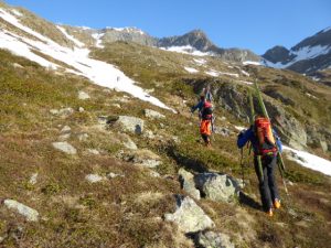 Freie Sicht bis zur Gipfelregion vor dem Anschnallen; Philipp und Johannes sind schon wieder auf Skiern voraus