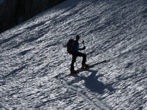 Skianstieg in der Gipfelrinne