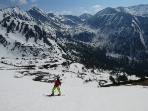 Fortsetzung des Skianstiegs mit Panoramablick oberhalb der Rinne