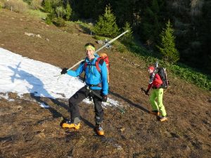 Ski tragen bis knapp oberhalb vom Präbichlerhof