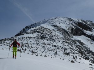 Skianstieg unterhalb vom Friedhof; der Gipfel ganz re. außen in der oberen Bildhälfte