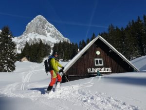 Klinke Hütte im Schnee versunken