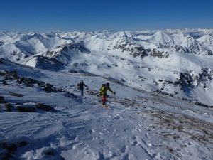 Die letzten Meter auf Skiern beim Anstieg zum Bruderkogel knapp 100 m unter dem Gipfel