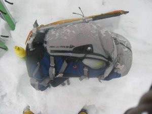 Der Eisregen gefriert am Rucksack