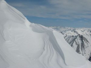 Vom Wind modellierter Schnee vor dem Gipfelmeer der Niederen Tauern