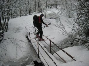 Die akrobatische Art der Brückenquerung beim Aufstieg zum Teichenegg ...