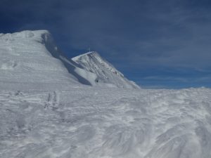 Der tief verschneite Gipfelaufbau und der Ausstieg aus der Ostwand (die heuer außergewöhnlich viel Schnee aufweist)
