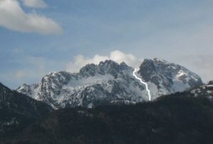 Der Gartnerkofel vom Gailtal aus gesehen; weiß eingezeichnet unsere Abfahrtsroute durch das NO Kar