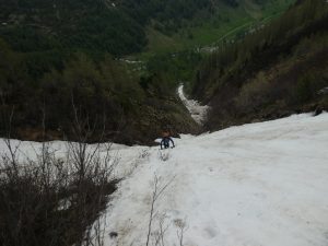 Anstieg im steileren Teil der Rinne mit aufgepackten Skiern