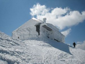 Die geöffnete (!) Reichensteinhütte hat einen Teil ihres Winterkleides eingebüßt