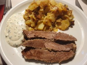 Rindfleisch mit Röstkartoffel und Schnittlauchsauce