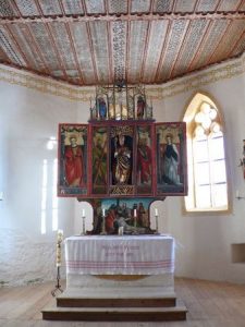 Der spätgotische Flügelaltar und die Holzdecke mit der Schablonenmalerei in der Ulrichskirche