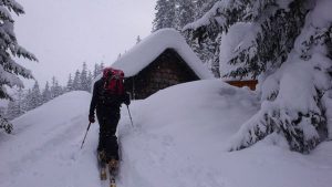 Tief verschneite Hütte am Weg zum Plöschkogel