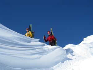 Schneekunstwerk als Wegbegleiter zum Gipfel
