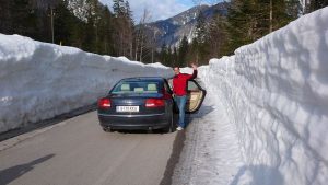 Mehr als 2 m kompakter Schnee am Straßenrand in der Saisera