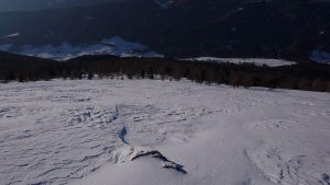 Ungewohnt inhomogene Schneedecke im Bereich zwischen Niederfeld und Waldgrenze