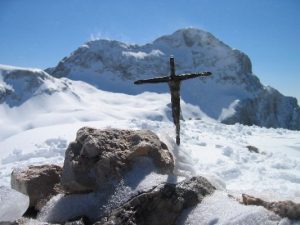 Am Karfreitag um exakt 15.00 Uhr haben wir den Gipfel erreicht; Hans-Jörg hat für die Andacht das Kreuz mit hinauf getragen