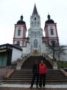 Vater und Sohn auf Wallfahrt in Mariazell
