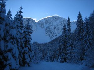 Die Johannsenruhe liegt noch im Schatten. Die Schneefahnen im Gipfelbereich des Hochstuhl erzeugen im Gegenlicht eine herrliche Korona.