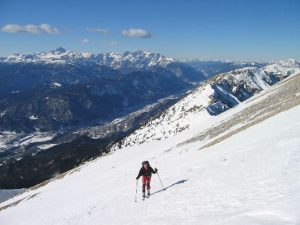 Aufstieg an der Südseite; im Hintergrund die Julischen Alpen mit dem markanten Triglav
